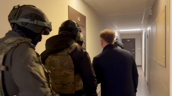 Фото В Новосибирске спецназ с кувалдой ворвался к главе фирмы «Воин в праве» – бойцов СВО обманули на 11 млн рублей 3